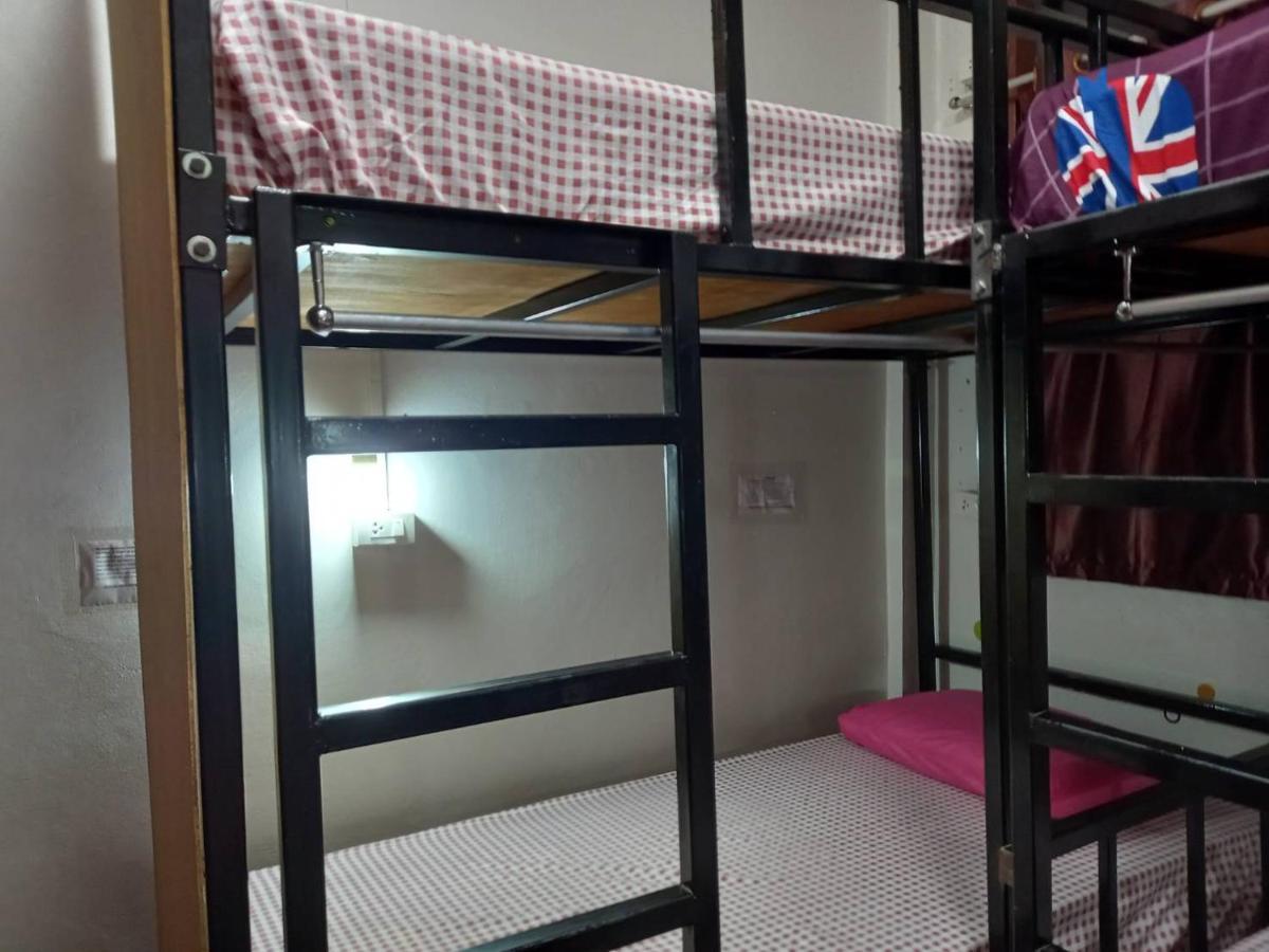 Sleepwith Me Hostel Bangkok Exterior photo