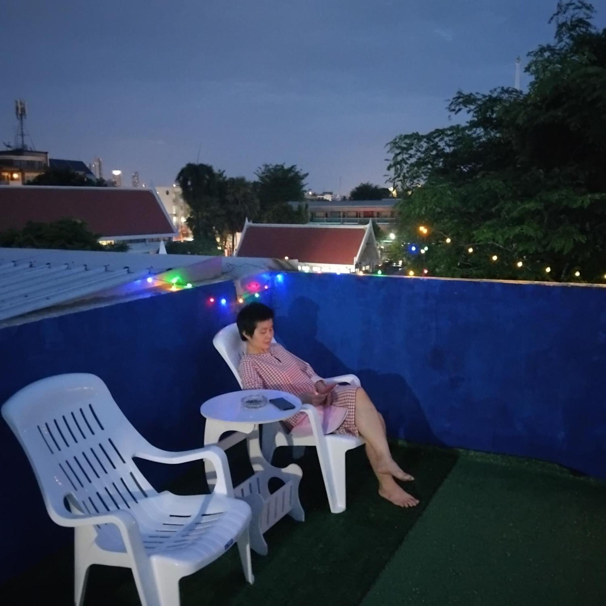 Sleepwith Me Hostel Bangkok Exterior photo