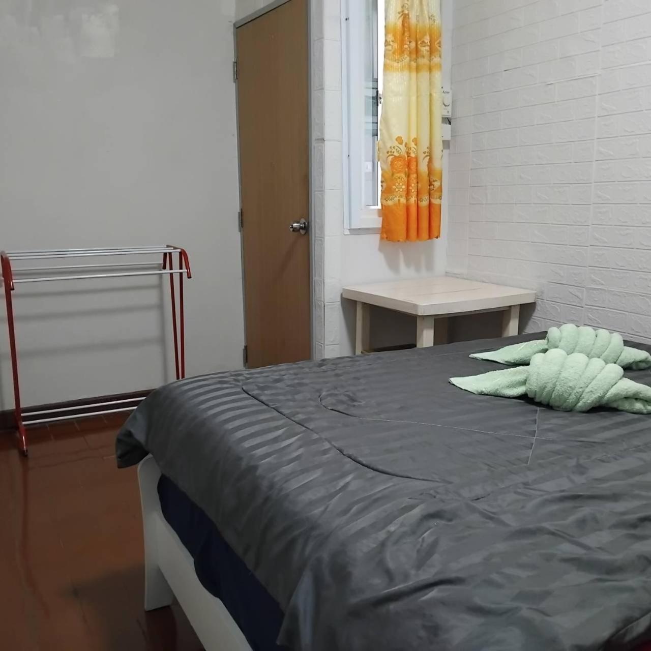 Sleepwith Me Hostel Bangkok Exterior photo